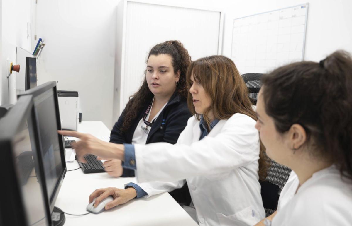 Pilar María, especialista en Medicina Nuclear de Clínica Vila Parc, examina unas imágenes junto a su equipo.
