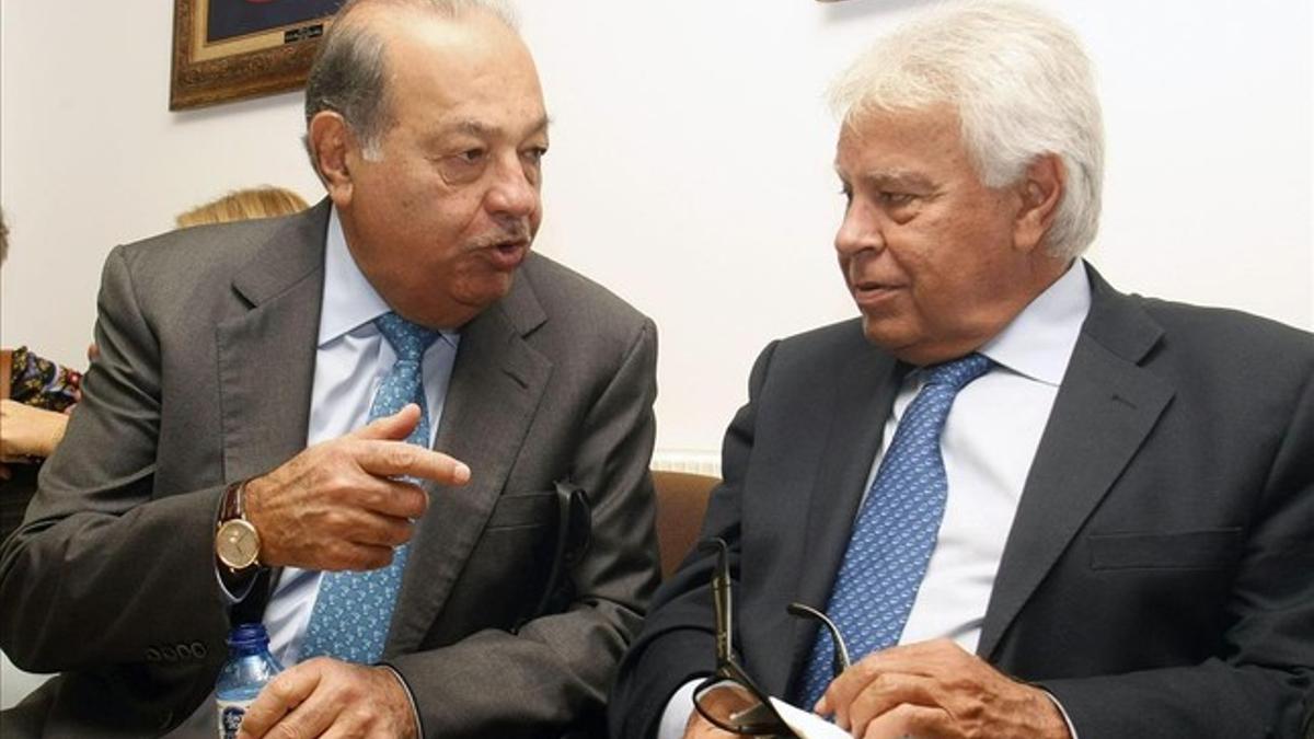 Carlos Slim (izquierda) conversa con el expresidente del Gobierno Felipe González, momentos antes de la investidura del expresidente de Uruguay Julio Maria Sanginetti como doctor honoris causa por la Universidad de Alicante, el 15 de octubre.