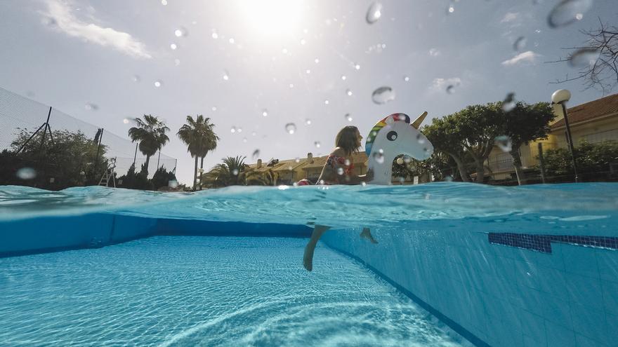 ¿Qué enfermedades se pueden contraer por bañarse en una piscina pública?