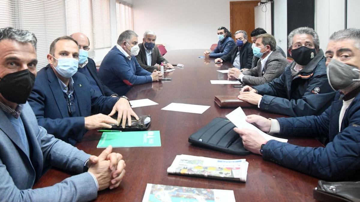 Los representantes de organizaciones  agrarias, comunidades de regantes, cooperativas o patronales, ayer en la  Cámara Agraria de Murcia.
