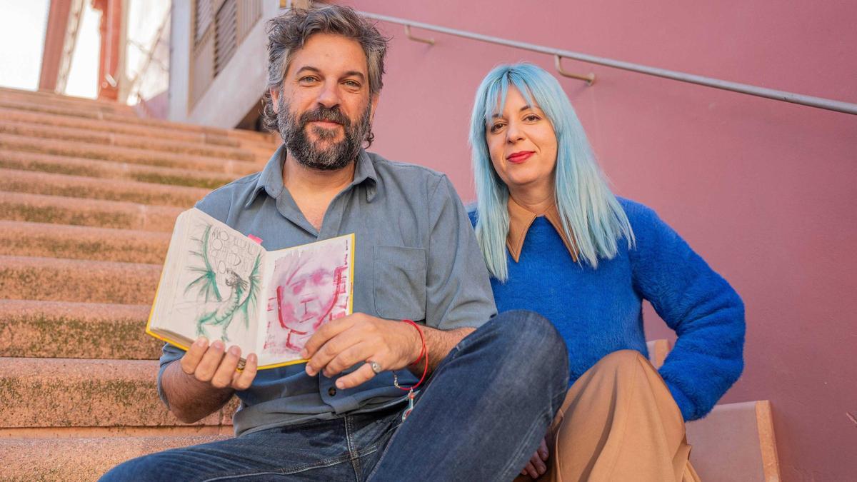 Gabriel Calderón y Cristina Pazos, en el Lliure de Montjuïc con uno de los cuadernos que utilizaron para descifrar y llevar a escena 'El Público'.