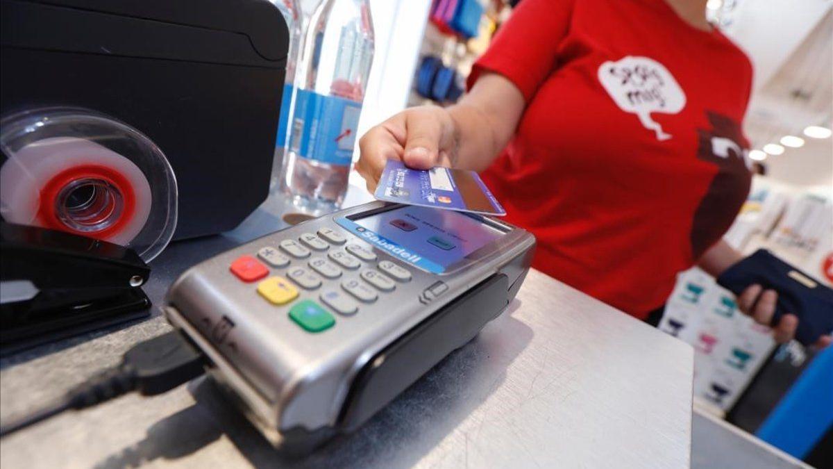 Una clienta paga con tarjeta de crédito en un comercio.