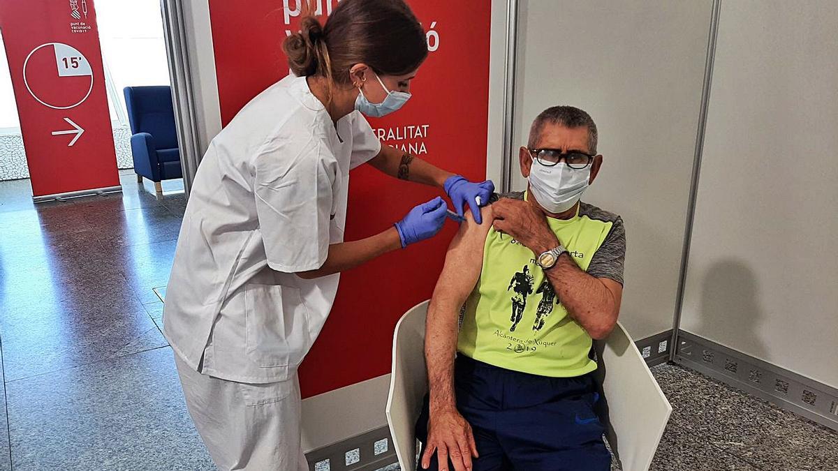 Una enfermera vacuna a una de las 7.000 personas que ayer fue citada en el Príncipe Felipe. | GVA