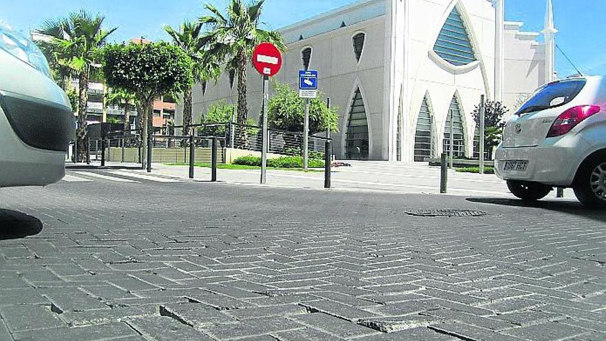 Imagen de desperfectos en el pavimiento de la plaza.