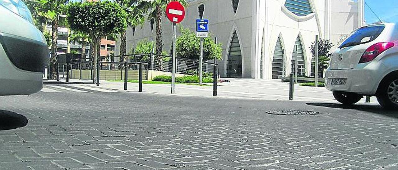 Imagen de desperfectos en el pavimiento de la plaza.