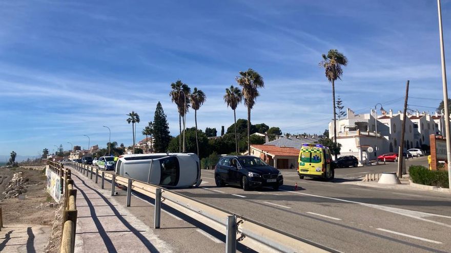 Un hombre vuelca su coche en Chilches y trata de huir