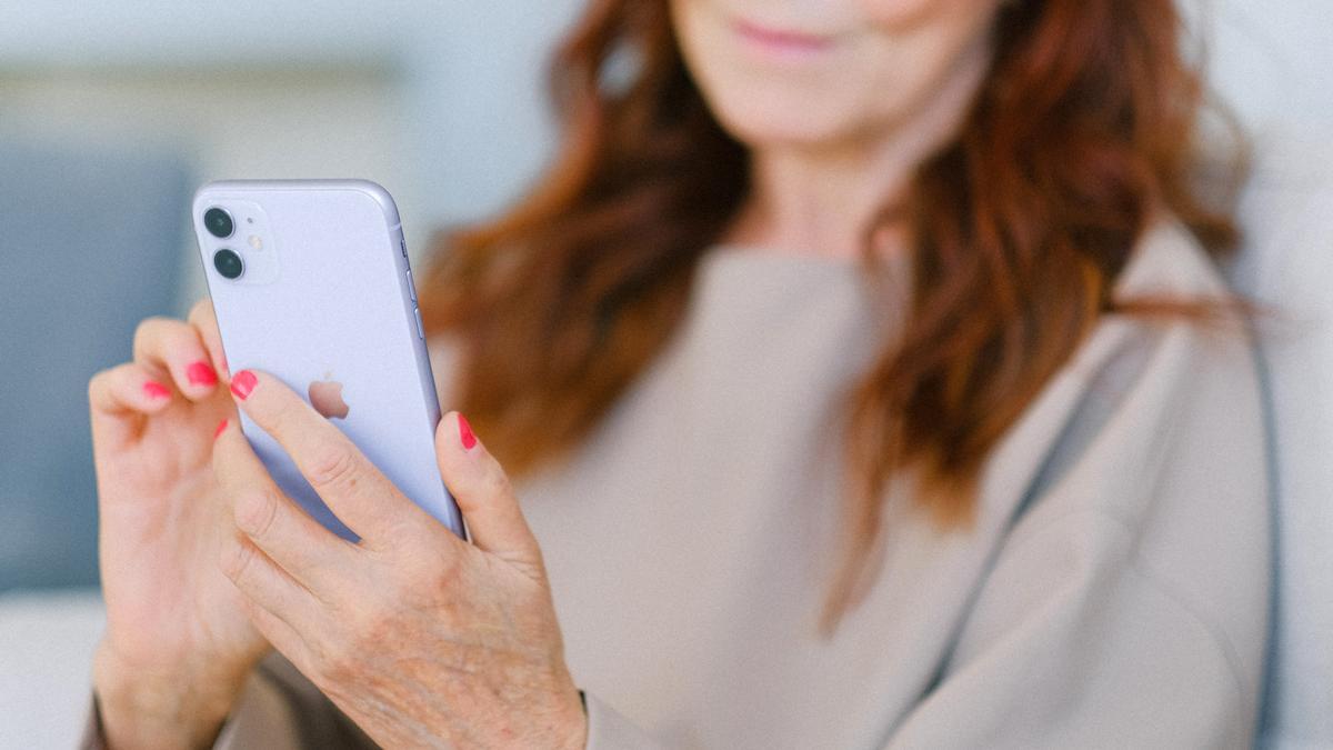 Una mujer mayor con un teléfono móvil.