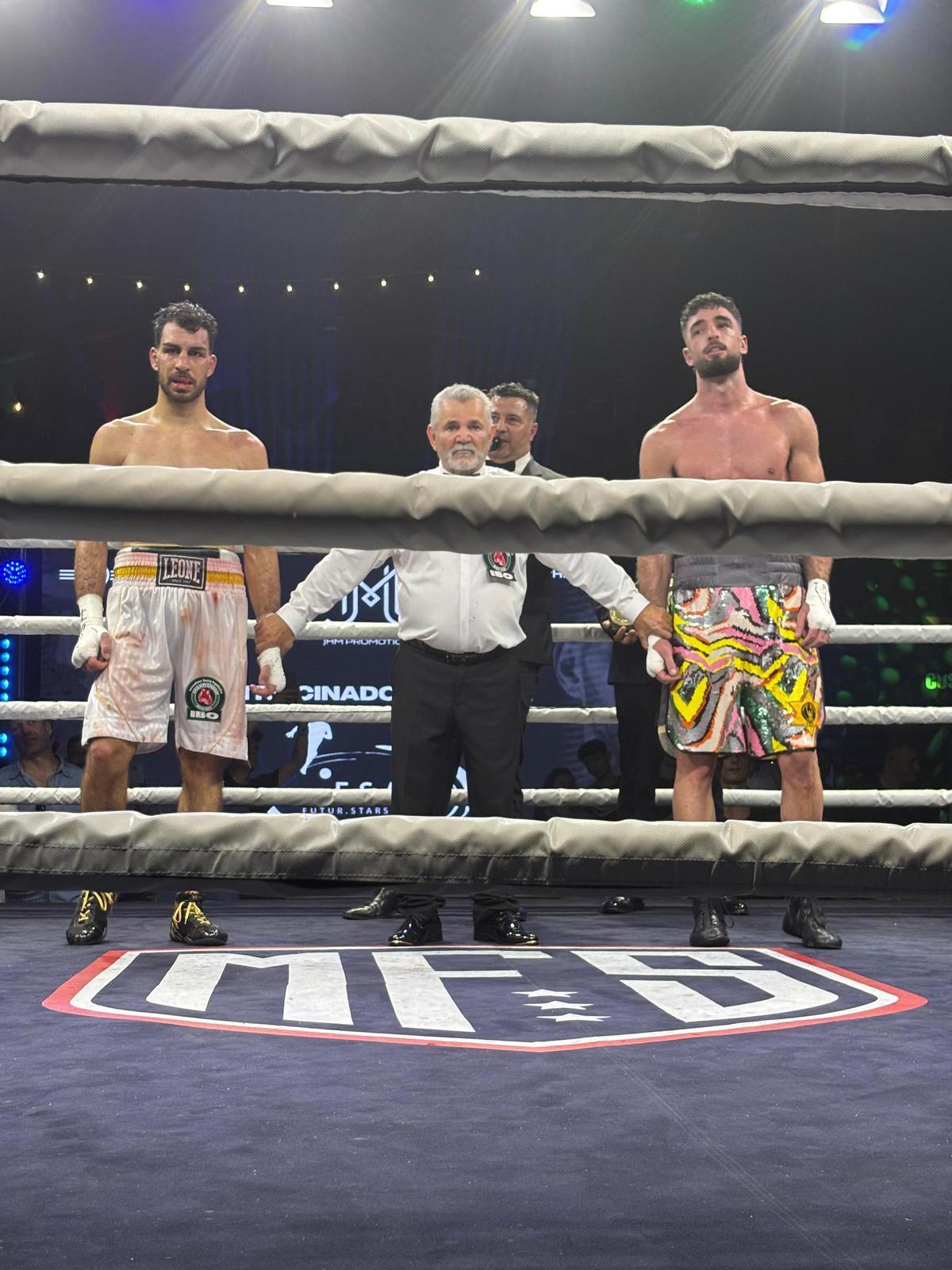 Navarro, a la derecha, en el momento de la decisión final tras pugnar con Gubinelli.