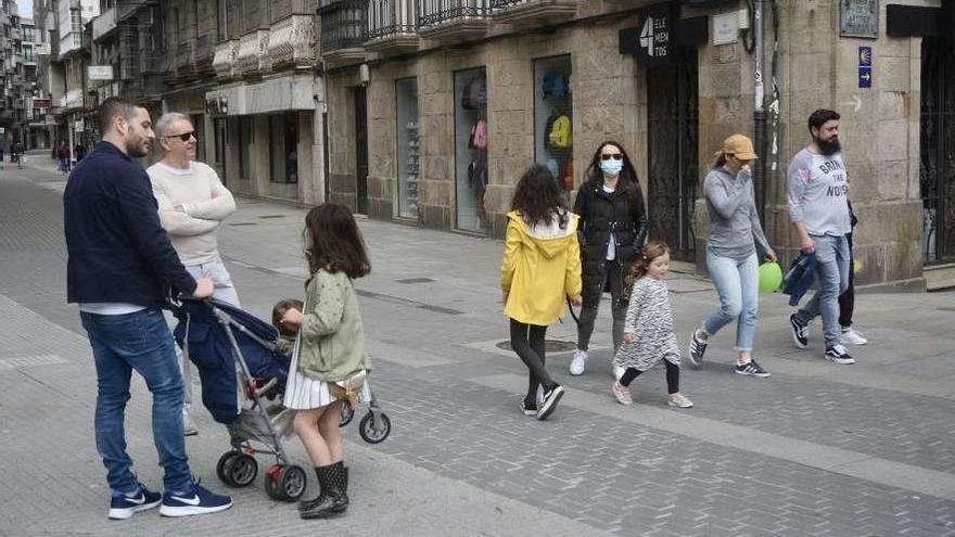 Familias con niños disfrutando de la calle el primer día que se les permitió salir. // Rafa Vázquez