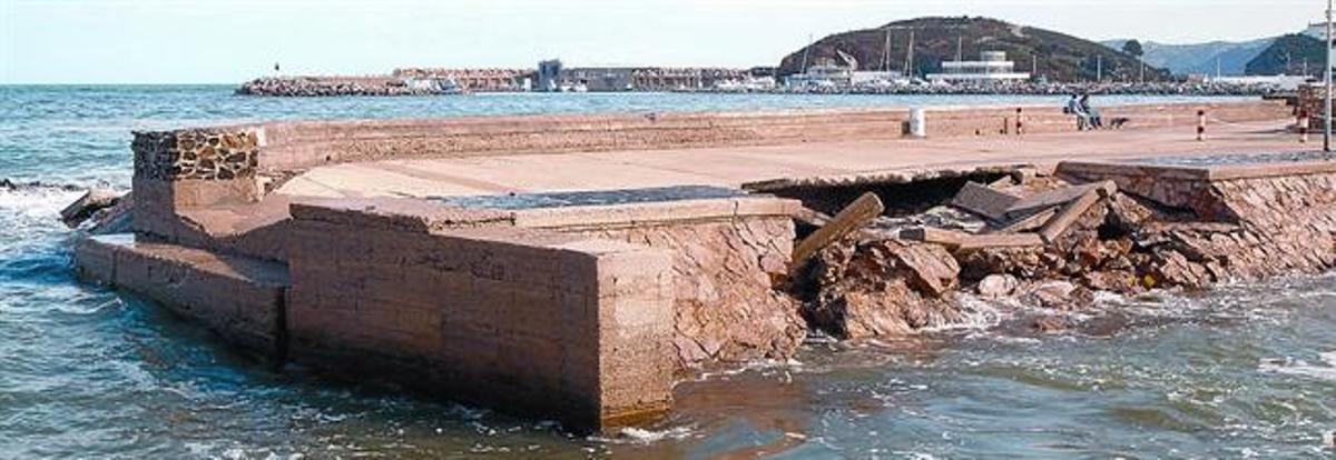 Embarcador enfonsat 8 Moll del port de Llançà (Alt Empordà) fet malbé pels estralls del temporal, ahir.