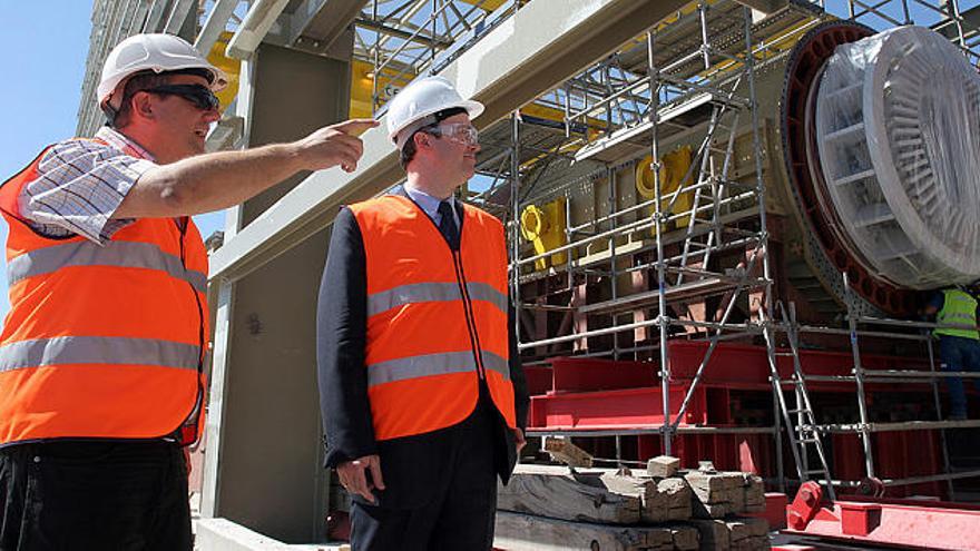 Obras. Jorge Gutiérrez, que será jefe de la central, y César de Carlos, responsable de Proyectos de Generación, señalan un transformador.