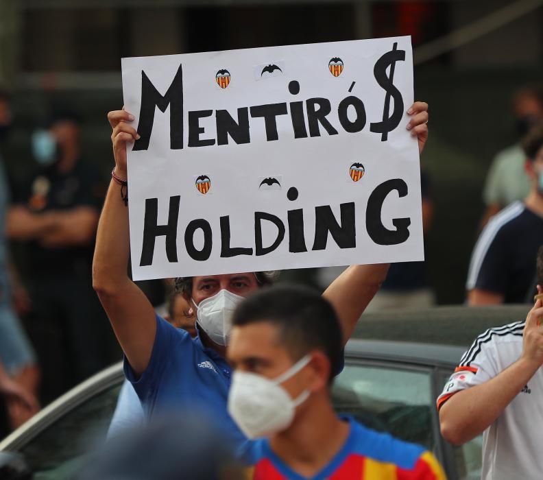 Protestas de la afición del Valencia CF contra Peter Lim