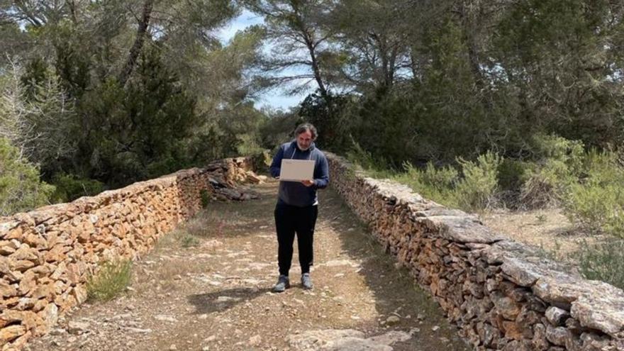 Un técnico del Cinesi toma datos en un camino rural.