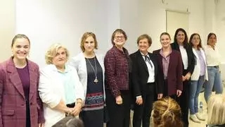 Prohens reivindica la presencia de mujeres en profesiones masculinizadas en un coloquio en Campos