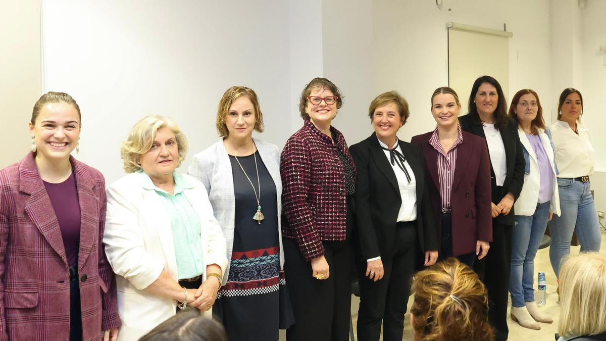 Prohens reivindica la presencia de mujeres en profesiones masculinizadas en un coloquio en Campos