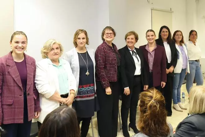 Prohens reivindica la presencia de mujeres en profesiones masculinizadas en un coloquio en Campos