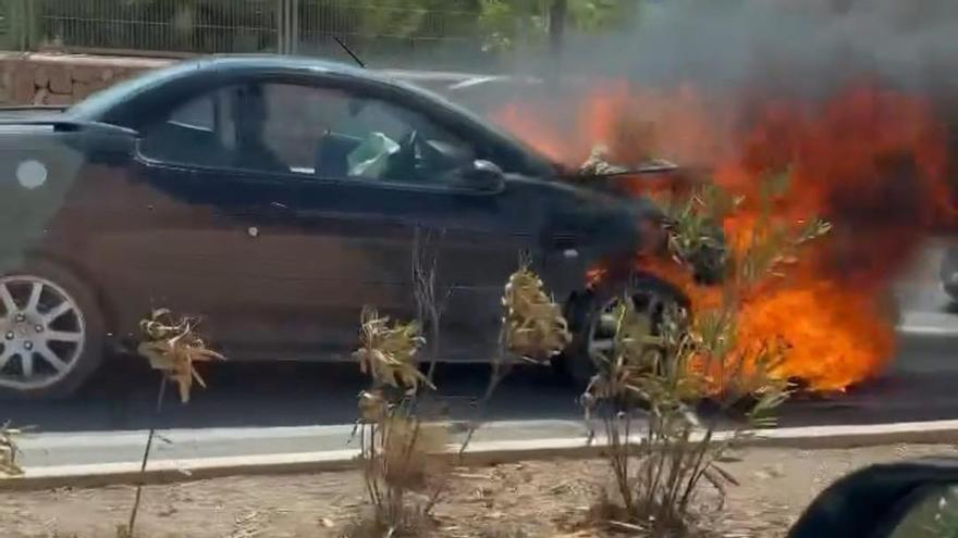 Un coche arde en una carretera de Ibiza tras sufrir un accidente