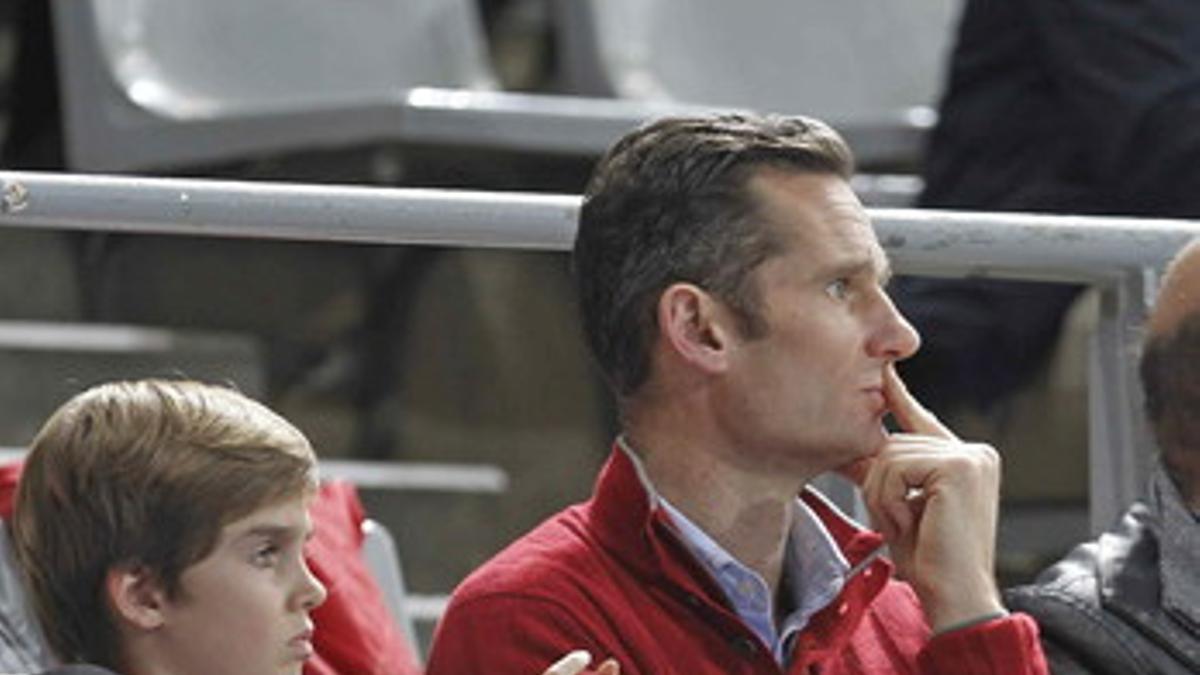 Urdangarin asiste este miércoles al partido de balonmano entre Rusia y Eslovenia, en Barcelona, junto a sus hijos Pablo Nicolás (izquierda) y Miguel.