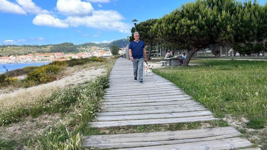Deficiencias en los tablones del paseo de Rodeira. | // G.NÚÑEZ