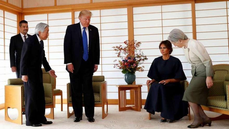 Los Trump, con el emperador Akihito y la emperatriz Michiko, en el Palacio Imperial de Tokio. // Reuters