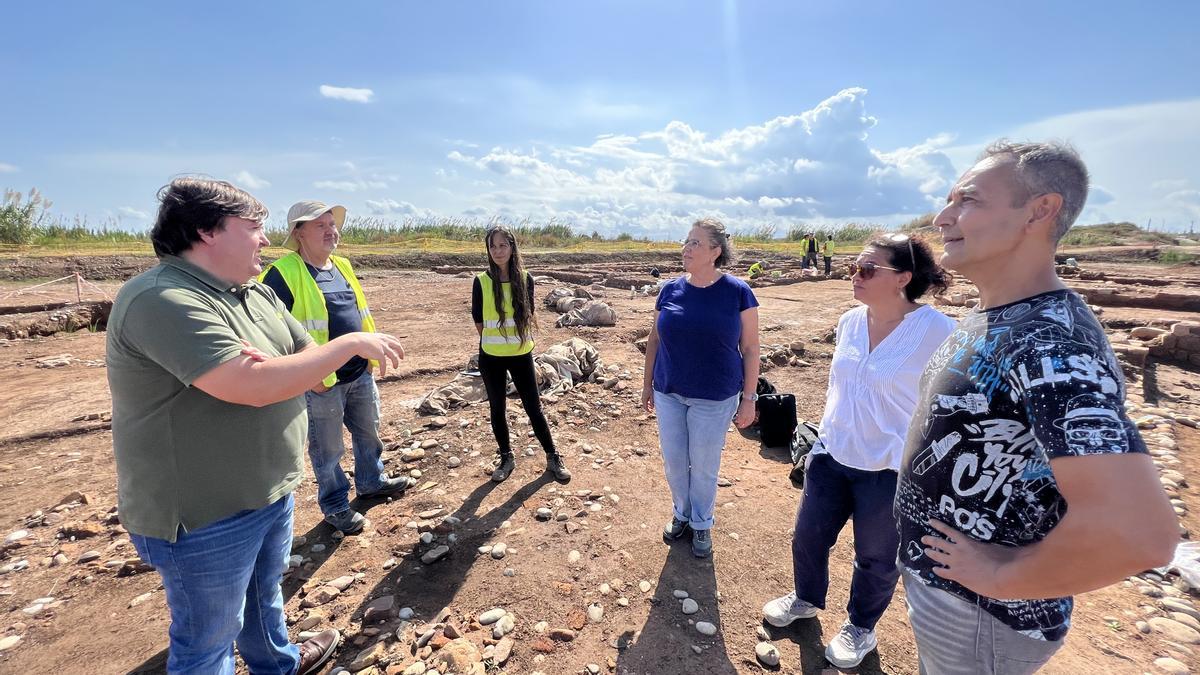 Los alumnos llevan a cabo labores prácticas a pie de la excavación de la costa.