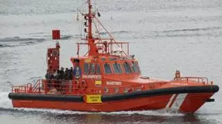 Salvamento Marítimo rescata a 37 migrantes de una neumática a la deriva al este de Lanzarote
