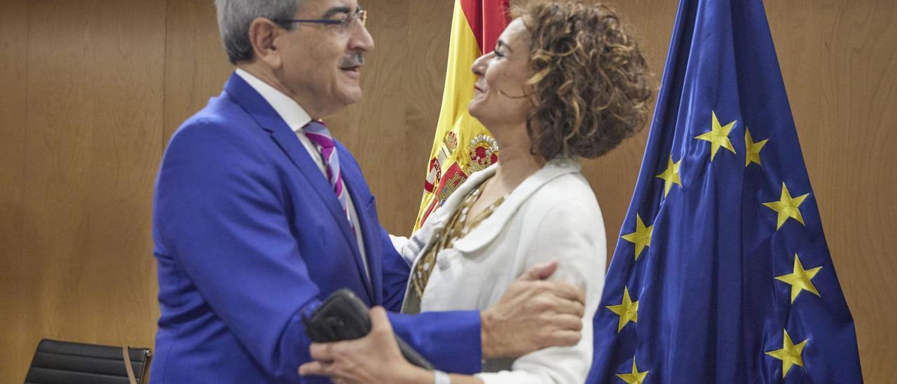 El consejero de Hacienda, Román Rodríguez, con la ministra del ramo en una imagen de julio . | | EFE