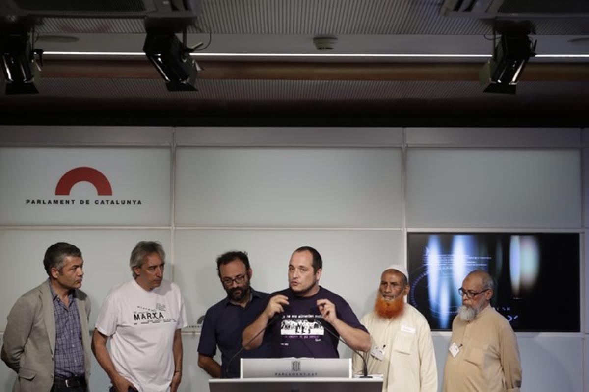 David Fernàndez (CUP), David Companyon (ICV) i Oriol Amorós (ERC), amb dos dels pakistanesos que van ser condemnats, aquest dimecres al Parlament.