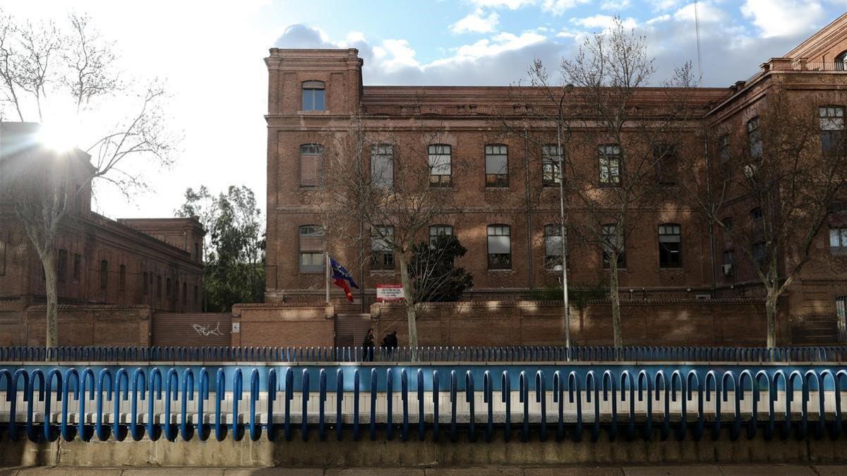 Fachada de la residencia de ancianos de Madrid donde se han confirmado contagios de coronavirus en residentes y personal sanitario, en Madrid