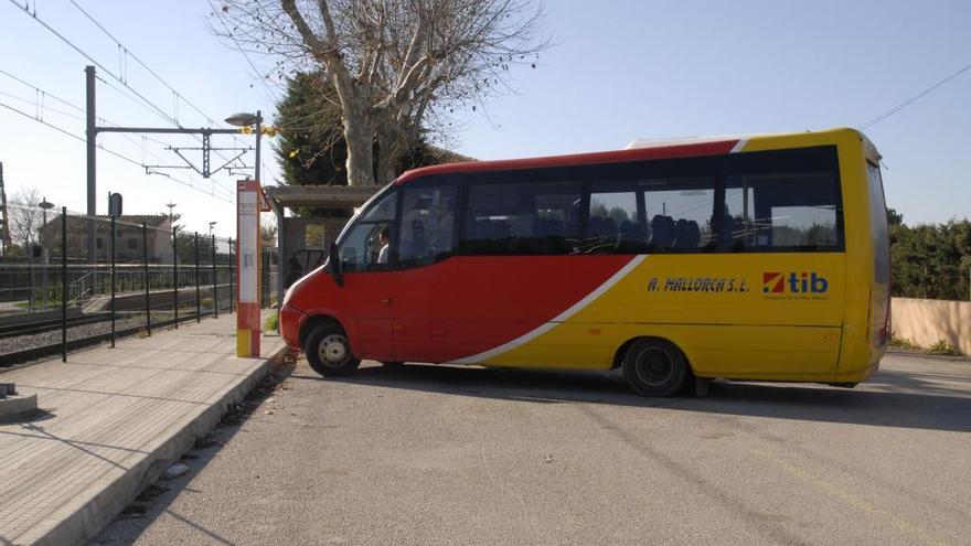 Imagen del bus lanzadera que conecta Alaró y Consell con la estación ferroviaria que comparten ambos municipios.