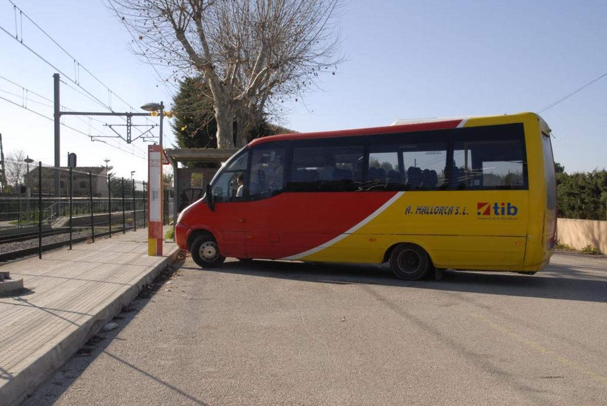Imagen de archivo del bus lanzadera que conecta Alaró y Consell con la estación ferroviaria que comparten ambos municipios.