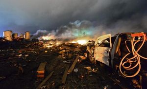 Vista d’un camió de bombers destruït per l’explosió en en una planta de fertilitzants a Texas.