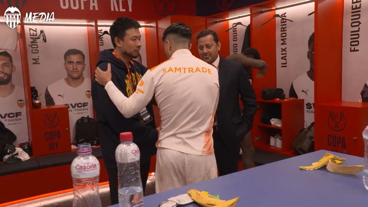 Imagen de la visita del hijo de Peter Lim tras la derrota en la fina