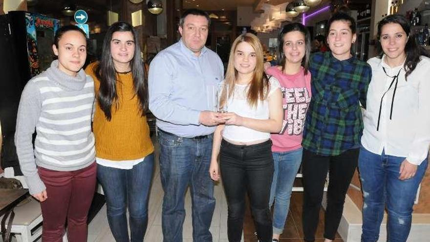 Yanina recibe el trofeo de manos de Carlos Domarco. // J.R.