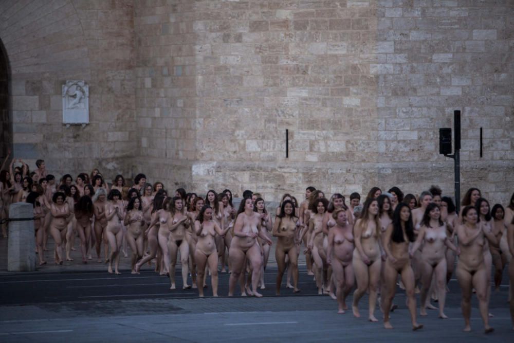 Spencer Tunick desnuda a 2.000 personas en València frente a las Torres de Serranos