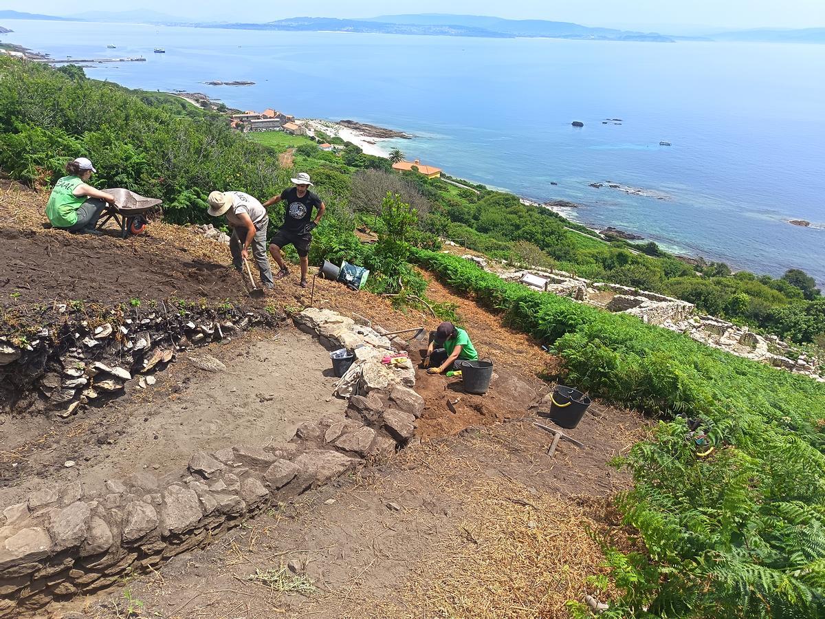 Trabajos en la terrazaa intermedia del castro de Castelo dos Mouros, en la isla de Ons.
