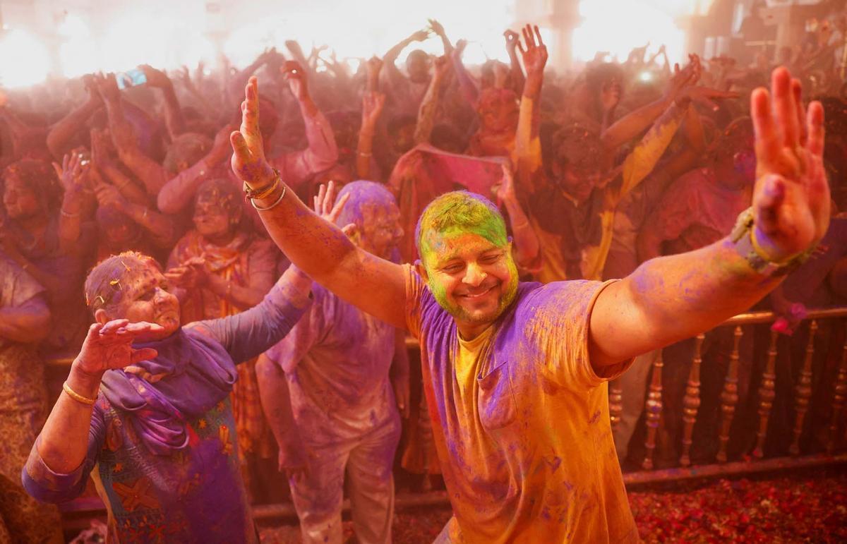 Celebraciones del Holi en el templo Kalupur Swaminarayan , India.