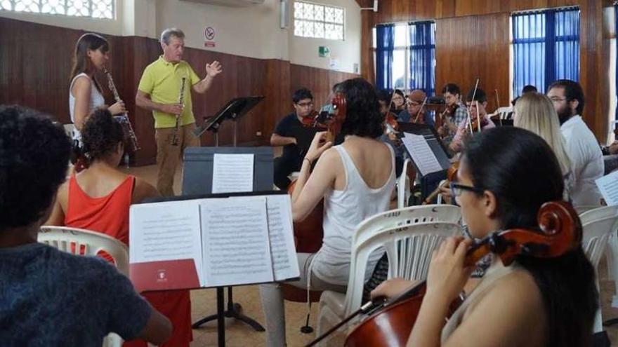 La oboísta y el exsolista de la Filarmónica de Berlín Hansjörg Schellenberger imparten una clase en Esmeraldas.