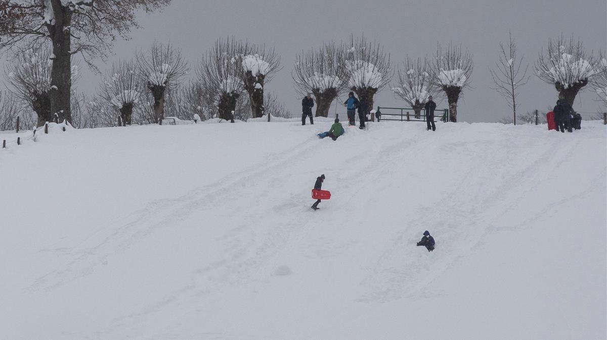 -FOTODELDIA- GRAFCAV1476  RONCESVALLES (NAVARRA)  07 12 2020 - Varias familias se divierten en la nieve acumulada hasta este lunes en Roncesvalles tras el primer temporal de nieve y frio que azota estos dias el centro y norte de la comunidad Foral  EFE Villar Lopez