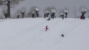 -FOTODELDIA- GRAFCAV1476  RONCESVALLES (NAVARRA)  07 12 2020 - Varias familias se divierten en la nieve acumulada hasta este lunes en Roncesvalles tras el primer temporal de nieve y frio que azota estos dias el centro y norte de la comunidad Foral  EFE Villar Lopez