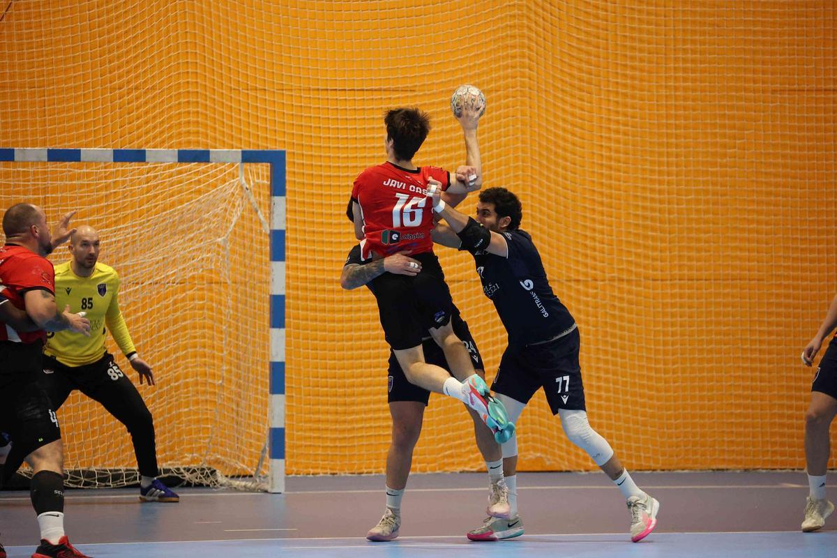 La defensa del OAR trata de frenar a Javi Castilla en el duelo contra el Proin Sevilla de la primera vuelta