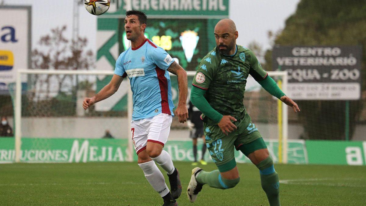 Willy disputa un balón con un defensor del Villanovense.