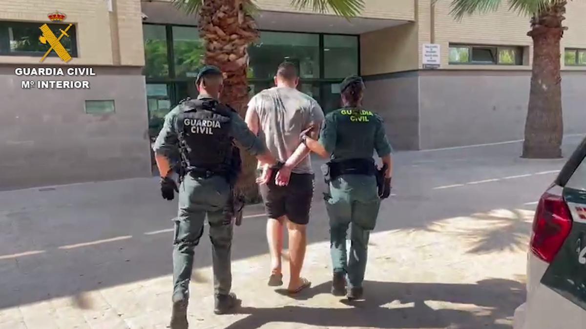 La Guardia Civil incauta más de 400 kilogramos de marihuana en un chalet de Museros