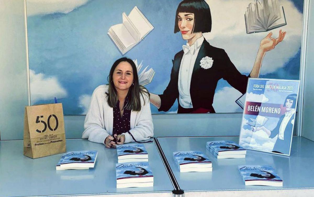 Firmando ejemplares en la  Feria del Libro de Málaga.  | L.O.