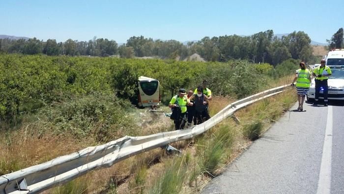 Colisión frontal entre un turismo y un autocar