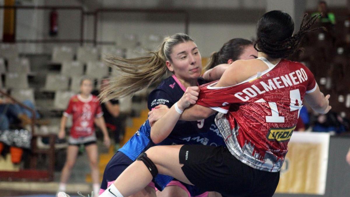 Marta da Silva y Carmen García-Calvo (tapada), del Lobas Oviedo, frenan a la local Cecilia Colmenero.