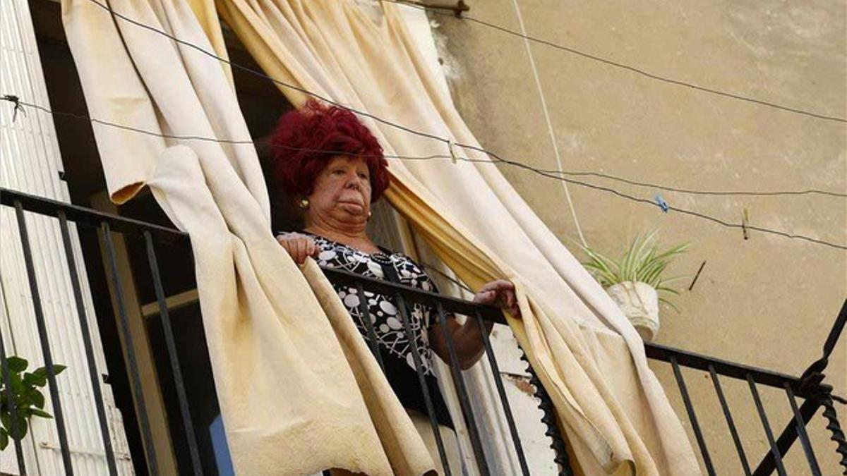 Carmen de Mairena, en el balcón de la vivienda donde alquilaba habitaciones a prostitutas.