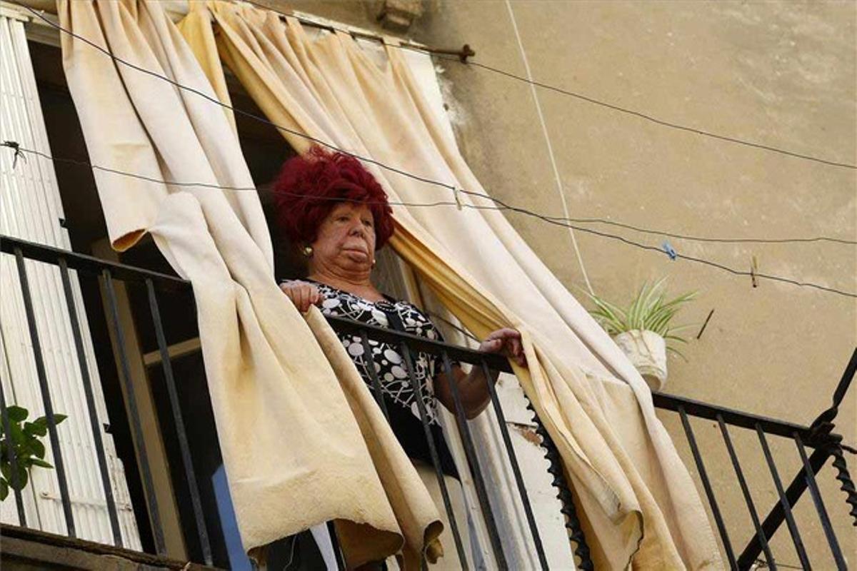Carmen de Mairena, el setembre del 2010, al balcó de la vivenda on llogava habitacions a prostitutes.