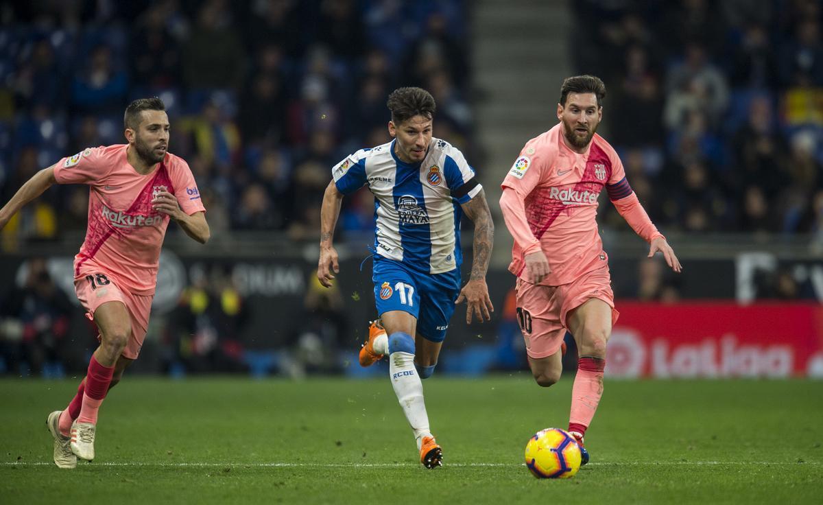 Alba y Messi corren en un derbi contra el Espanyol en Cornellà-El Prat.