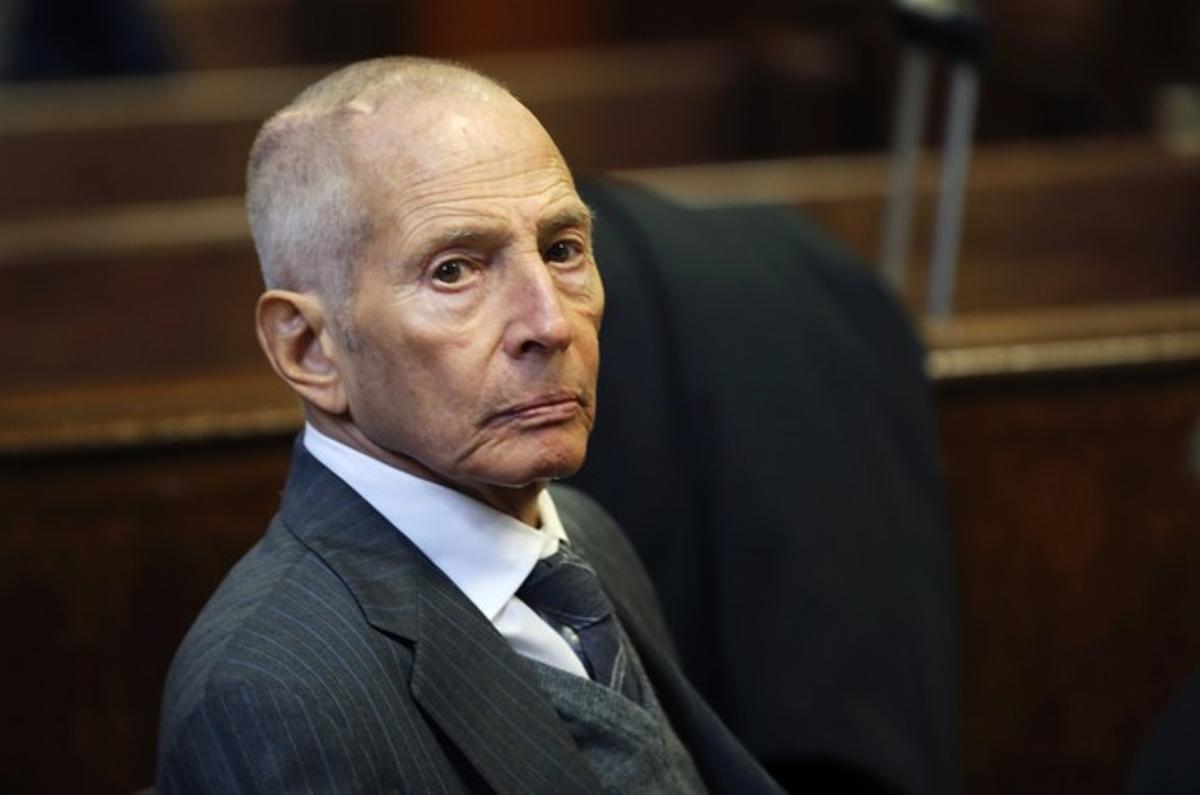 Robert Durst, el desembre del 2014, quan va comparèixer davant la justícia de Nova York per traspassar una propietat privada. Robert Durst, el desembre del 2014, quan va comparèixer davant la justícia de Nova York per traspassar una propietat privada.